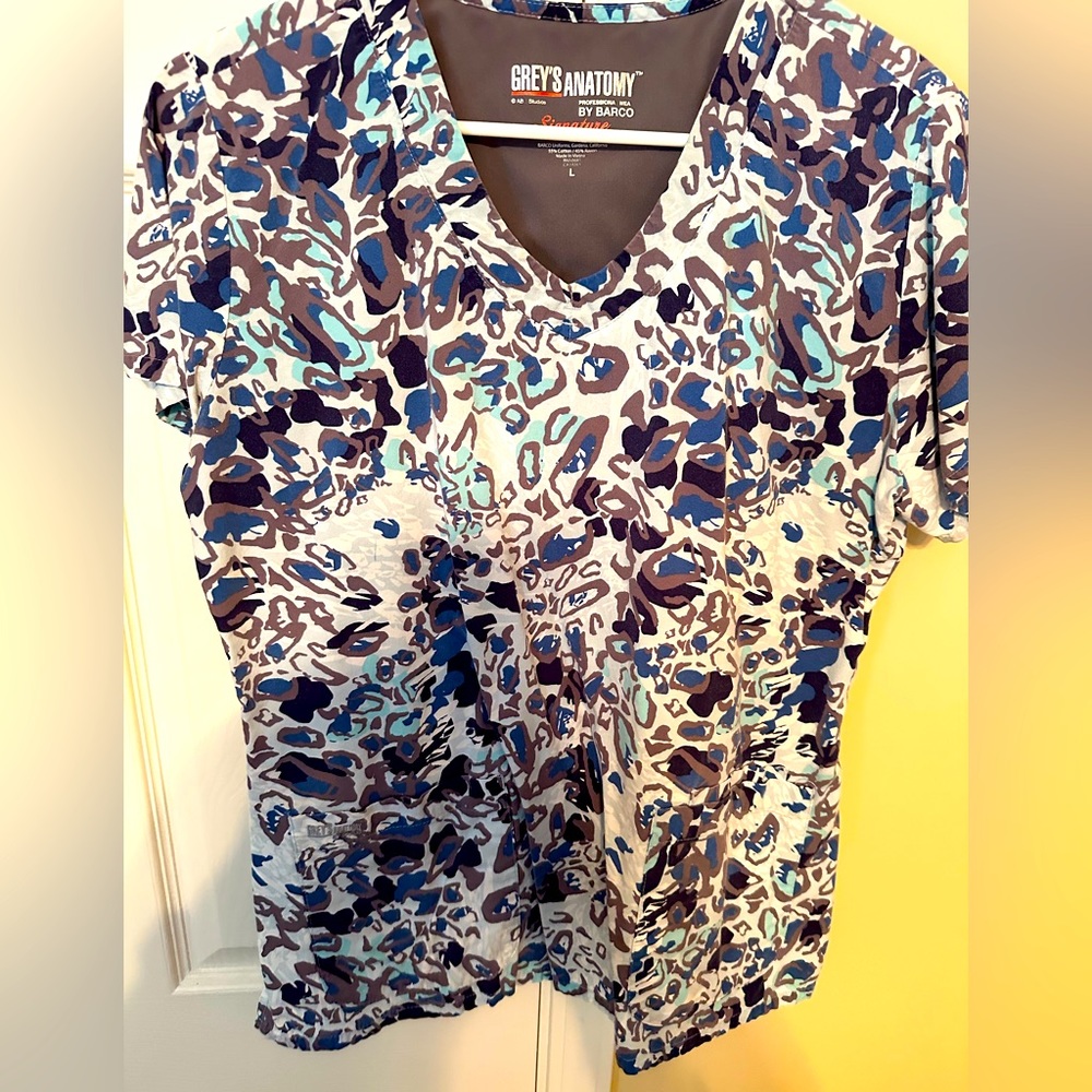 Women’s scrub top